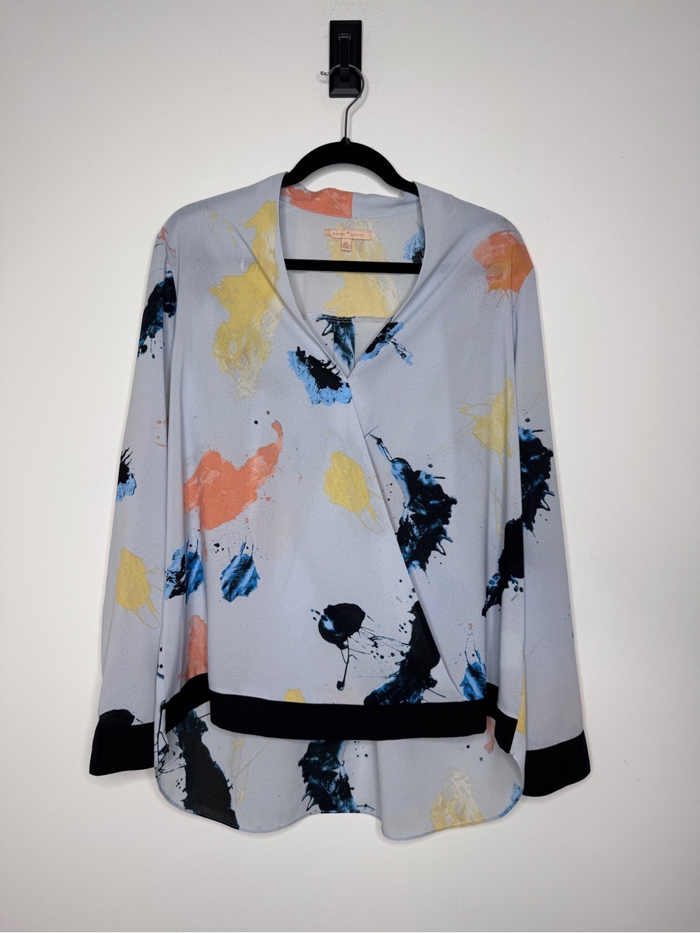 Gibson Latimer Light Blue Abstract Splatter V-Neck Blouse with Black Trim